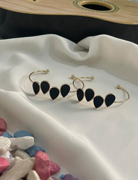 Black Stone Gold-Plated Bangle – Free Size