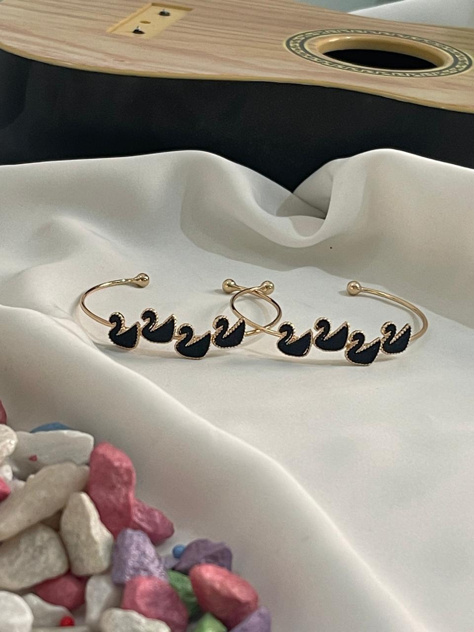 Black Stone Gold-Plated Bangle – Free Size